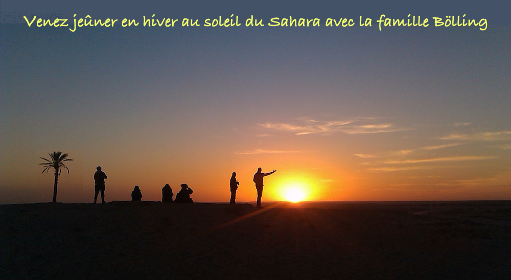 Un groupe admire le coucher du soleil à Ghlissia
